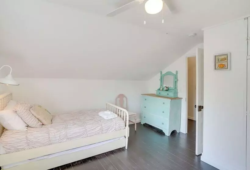 South Haven Farmhouse W/ Fire Pit, 4 Mi To Beach!