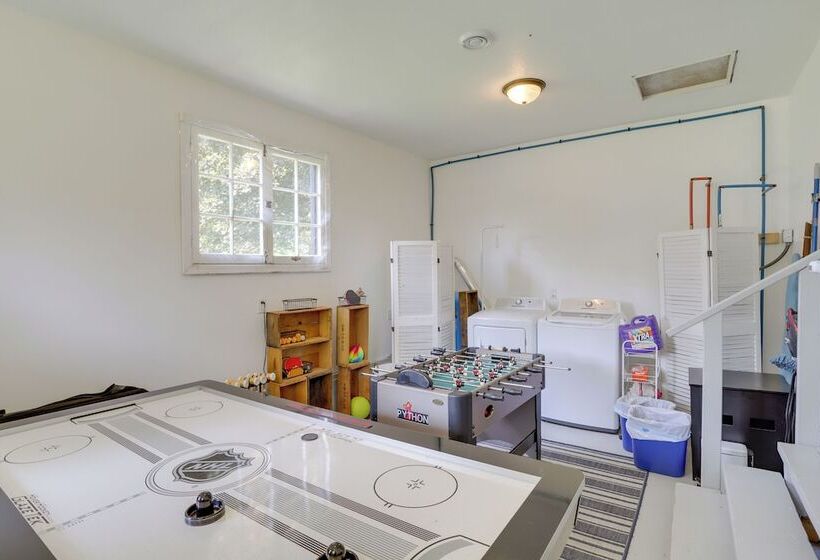 South Haven Farmhouse W/ Fire Pit, 4 Mi To Beach!