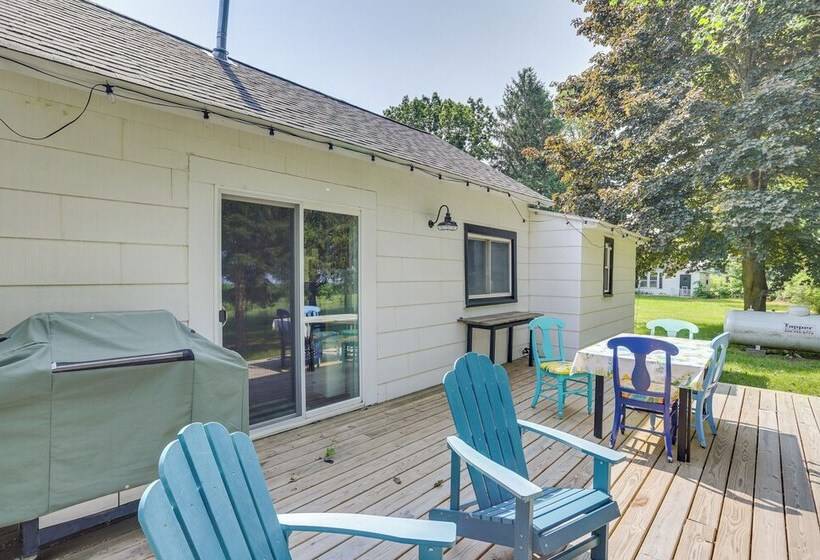 South Haven Farmhouse W/ Fire Pit, 4 Mi To Beach!