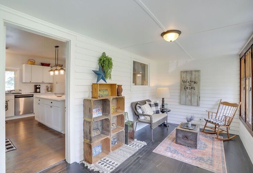 South Haven Farmhouse W/ Fire Pit, 4 Mi To Beach!