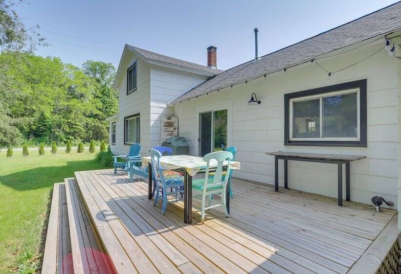 South Haven Farmhouse W/ Fire Pit, 4 Mi To Beach!