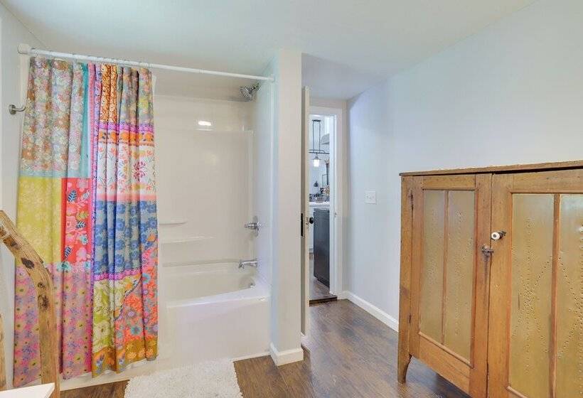 South Haven Farmhouse W/ Fire Pit, 4 Mi To Beach!