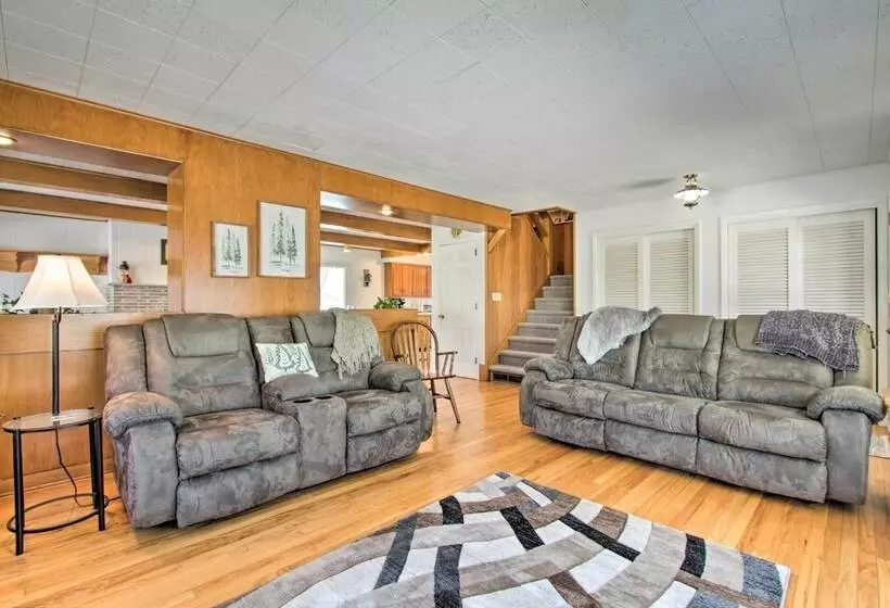 Cozy Postville Retreat W/ Fireplaces & Yard!