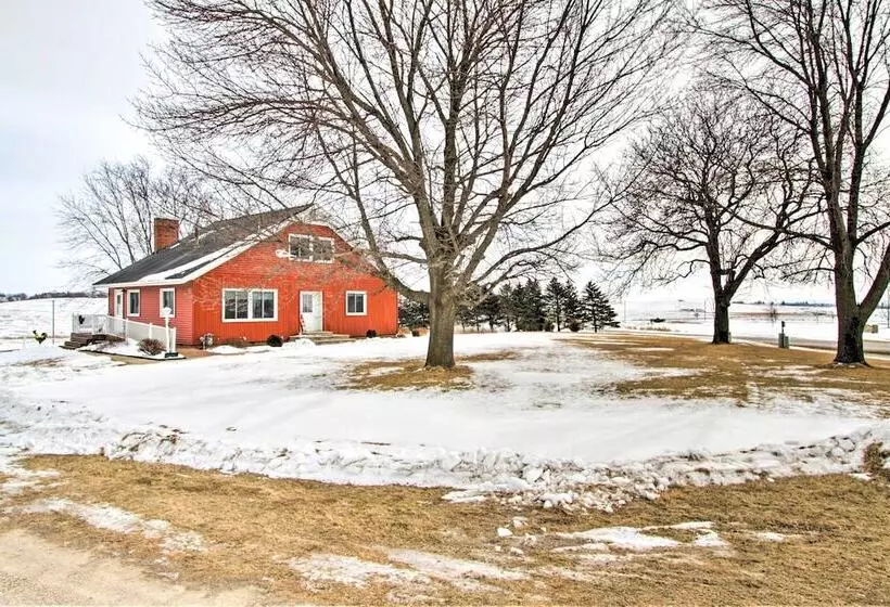 Cozy Postville Retreat W/ Fireplaces & Yard!