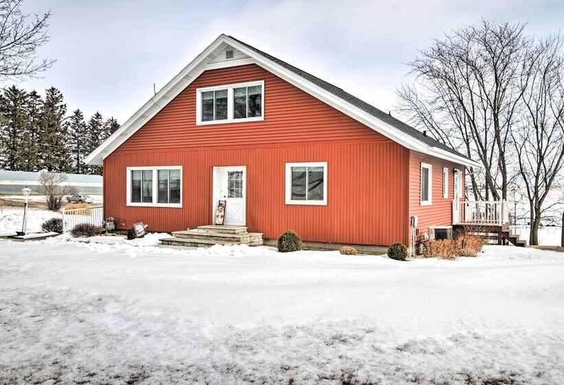 Cozy Postville Retreat W/ Fireplaces & Yard!