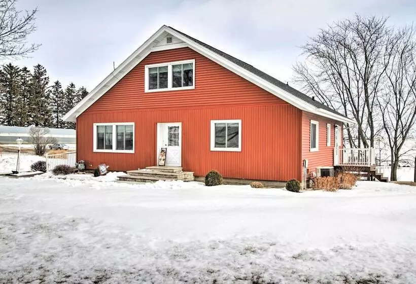Cozy Postville Retreat W/ Fireplaces & Yard!