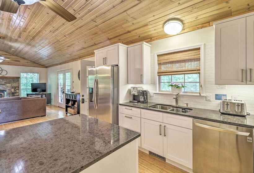 Creekside Hideaway  W/ Fire Pit + Creek Access!