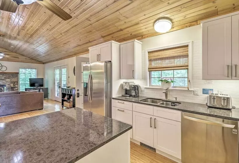 Creekside Hideaway  W/ Fire Pit + Creek Access!