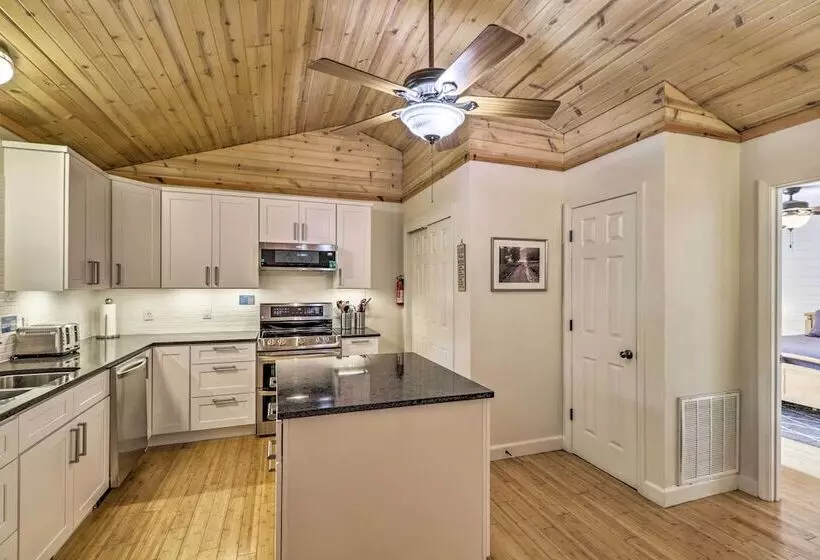 Creekside Hideaway  W/ Fire Pit + Creek Access!