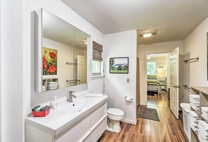 Creekside Hideaway  W/ Fire Pit + Creek Access!