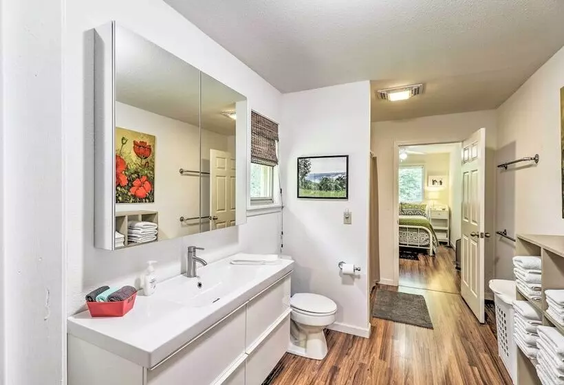 Creekside Hideaway  W/ Fire Pit + Creek Access!