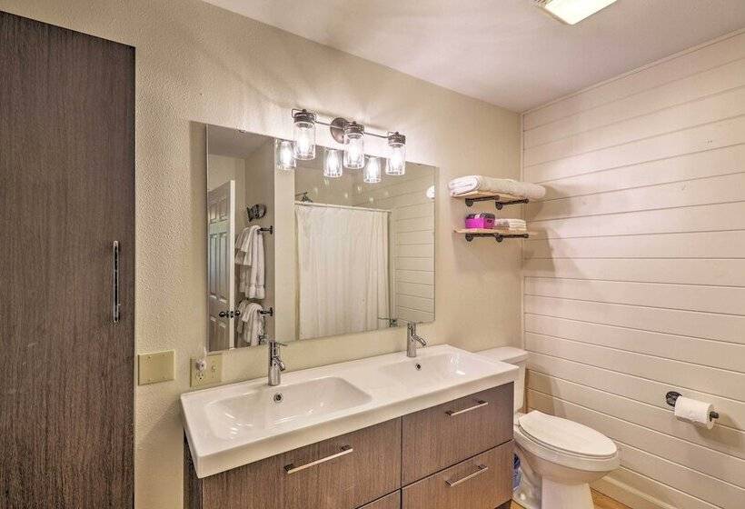 Creekside Hideaway  W/ Fire Pit + Creek Access!