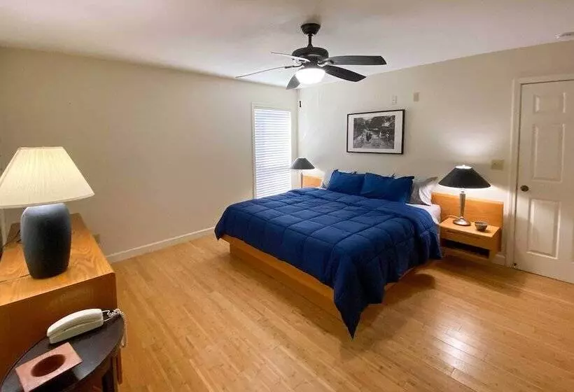 Creekside Hideaway  W/ Fire Pit + Creek Access!