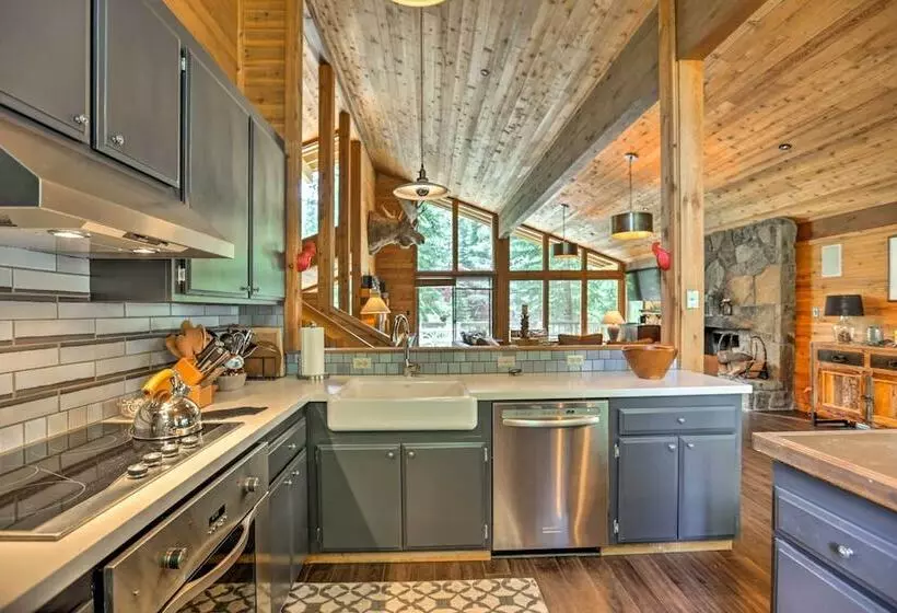 Expansive Truckee Cabin W/ Deck & Resort Amenities