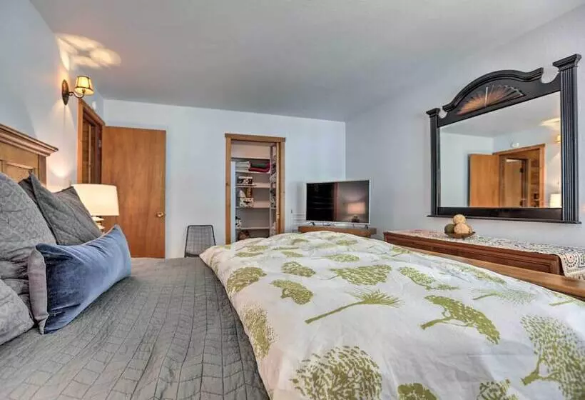 Expansive Truckee Cabin W/ Deck & Resort Amenities