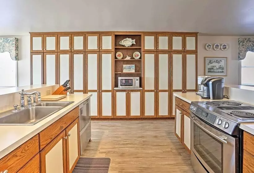 Family Friendly Vacation Home: Steps To Beach!