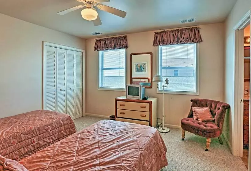 Family Friendly Vacation Home: Steps To Beach!