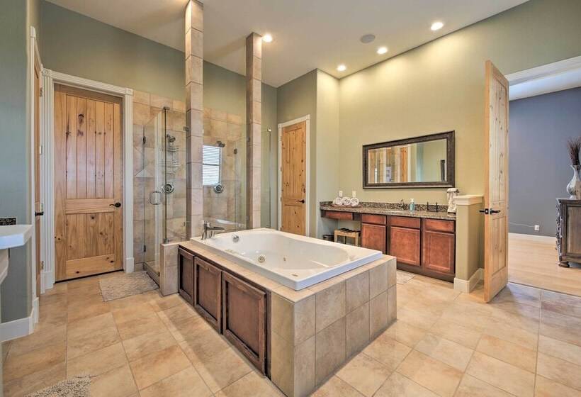 Lakeview Escape W/ Hot Tub, 1 Mi To Canyon Lake