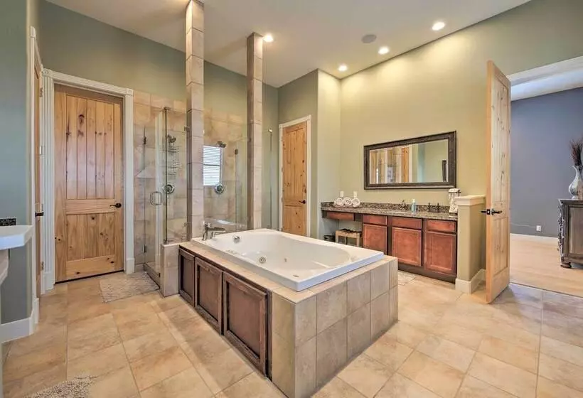 Lakeview Escape W/ Hot Tub, 1 Mi To Canyon Lake