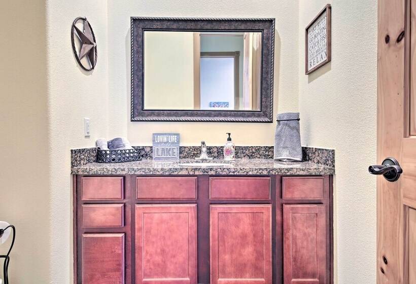 Lakeview Escape W/ Hot Tub, 1 Mi To Canyon Lake
