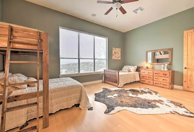 Lakeview Escape W/ Hot Tub, 1 Mi To Canyon Lake