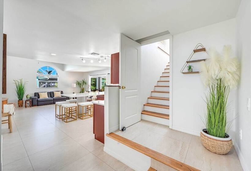 Modern Naples Oasis W/ Saltwater Pool & Jacuzzi!