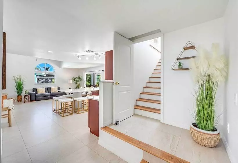 Modern Naples Oasis W/ Saltwater Pool & Jacuzzi!