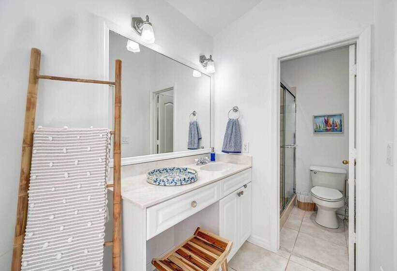 Modern Naples Oasis W/ Saltwater Pool & Jacuzzi!