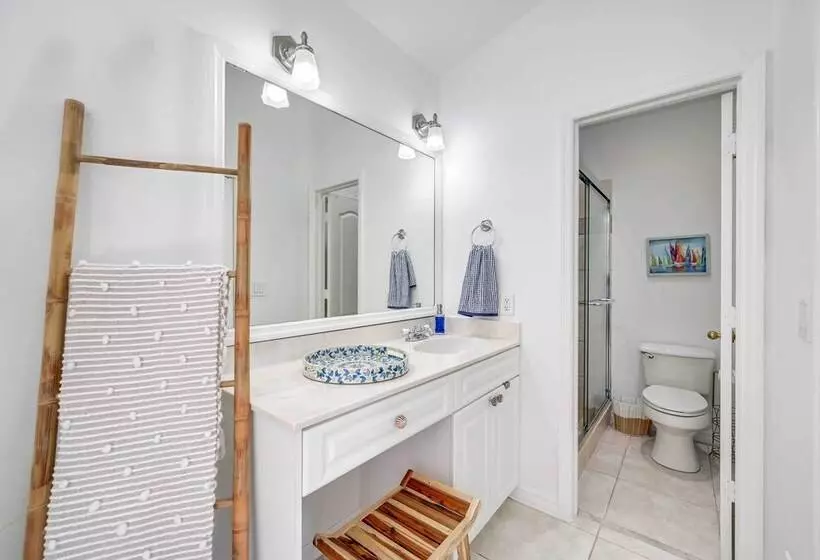 Modern Naples Oasis W/ Saltwater Pool & Jacuzzi!