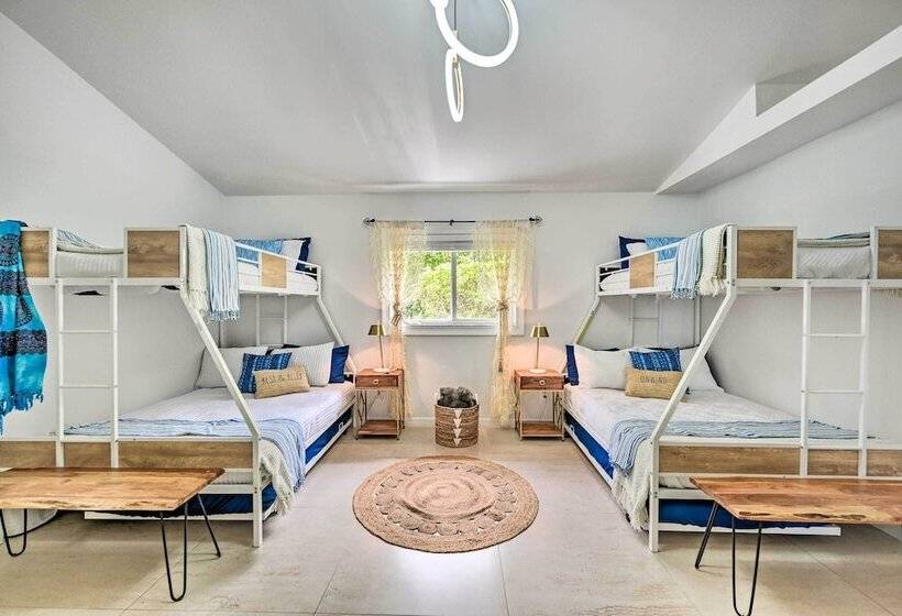 Modern Naples Oasis W/ Saltwater Pool & Jacuzzi!