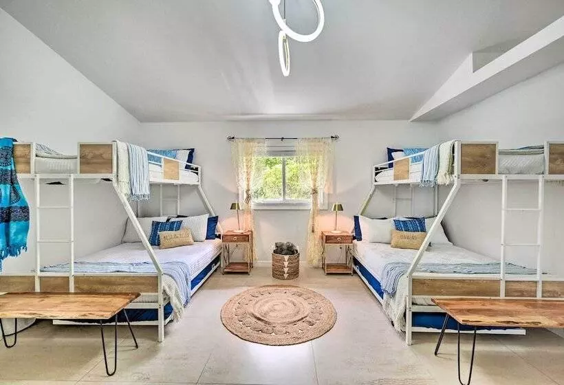 Modern Naples Oasis W/ Saltwater Pool & Jacuzzi!