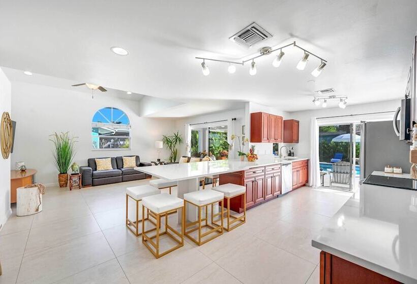 Modern Naples Oasis W/ Saltwater Pool & Jacuzzi!