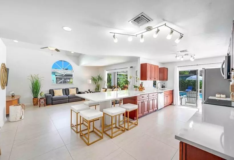 Modern Naples Oasis W/ Saltwater Pool & Jacuzzi!