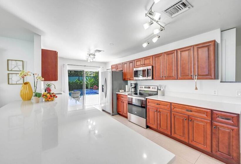 Modern Naples Oasis W/ Saltwater Pool & Jacuzzi!