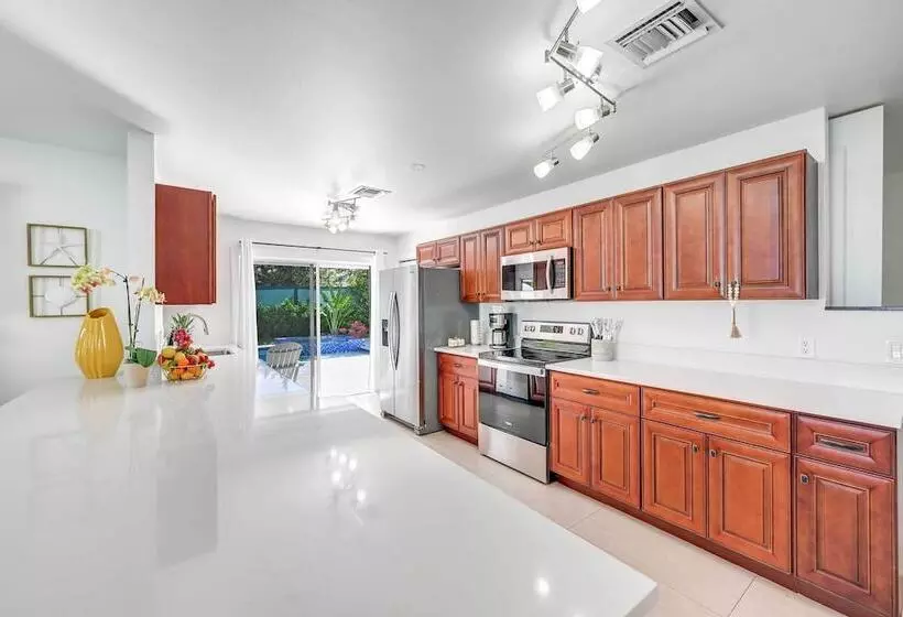 Modern Naples Oasis W/ Saltwater Pool & Jacuzzi!