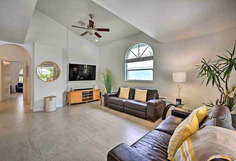 Modern Naples Oasis W/ Saltwater Pool & Jacuzzi!