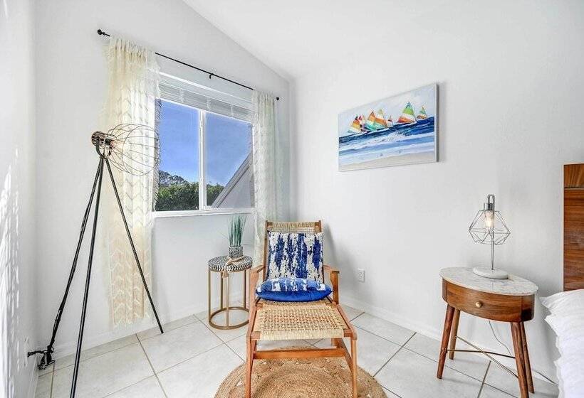 Modern Naples Oasis W/ Saltwater Pool & Jacuzzi!