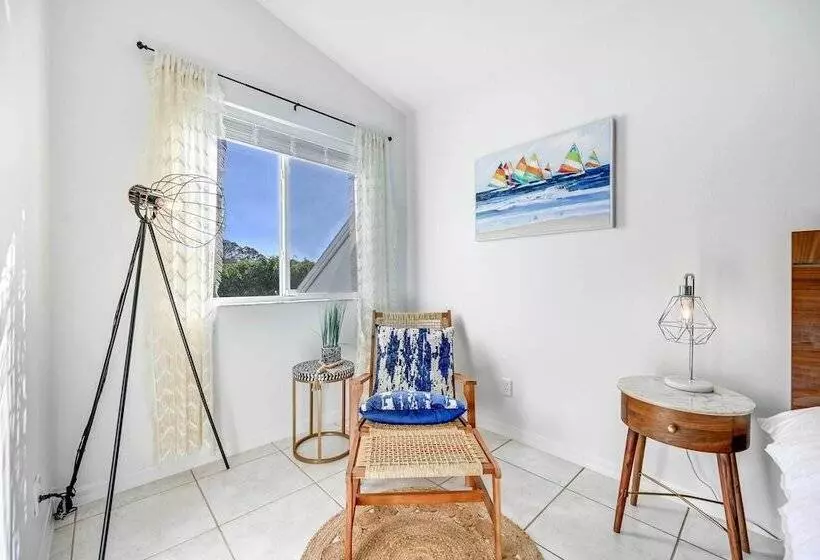 Modern Naples Oasis W/ Saltwater Pool & Jacuzzi!