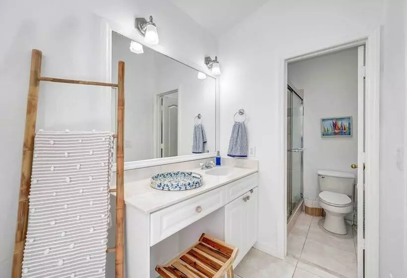 Modern Naples Oasis W/ Saltwater Pool & Jacuzzi!