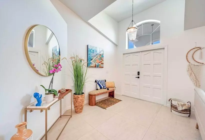 Modern Naples Oasis W/ Saltwater Pool & Jacuzzi!