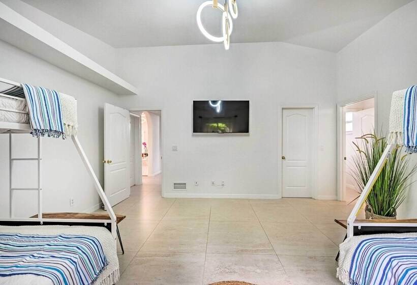 Modern Naples Oasis W/ Saltwater Pool & Jacuzzi!