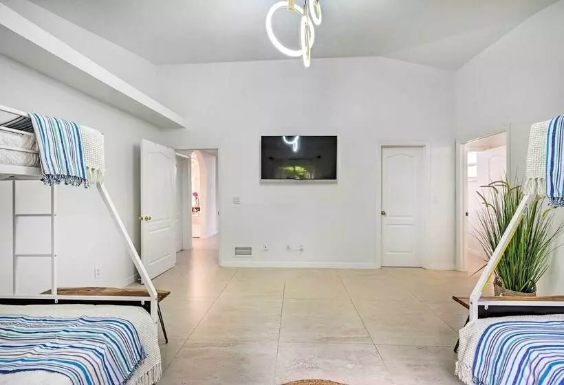 Modern Naples Oasis W/ Saltwater Pool & Jacuzzi!