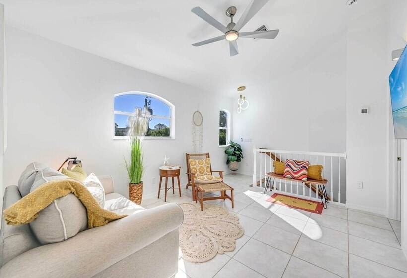 Modern Naples Oasis W/ Saltwater Pool & Jacuzzi!