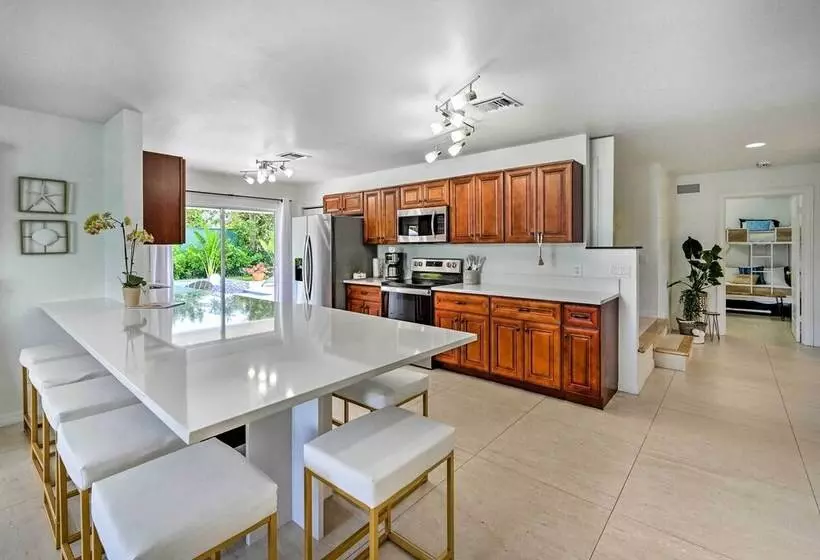 Modern Naples Oasis W/ Saltwater Pool & Jacuzzi!