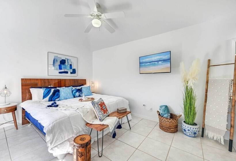 Modern Naples Oasis W/ Saltwater Pool & Jacuzzi!