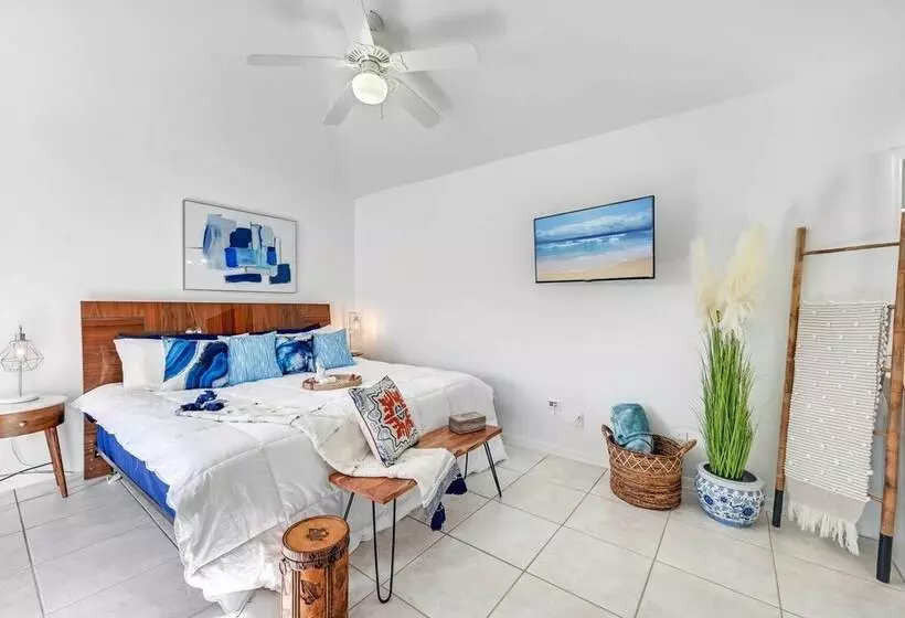 Modern Naples Oasis W/ Saltwater Pool & Jacuzzi!