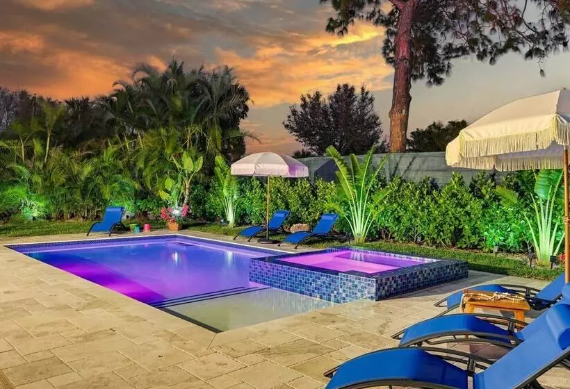Modern Naples Oasis W/ Saltwater Pool & Jacuzzi!