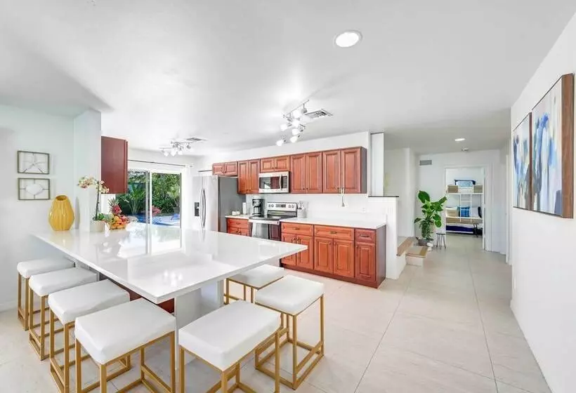 Modern Naples Oasis W/ Saltwater Pool & Jacuzzi!