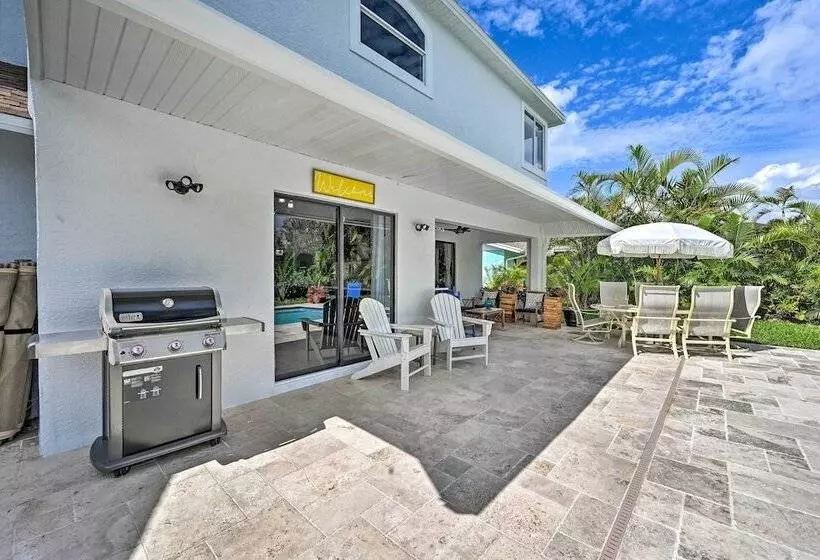 Modern Naples Oasis W/ Saltwater Pool & Jacuzzi!