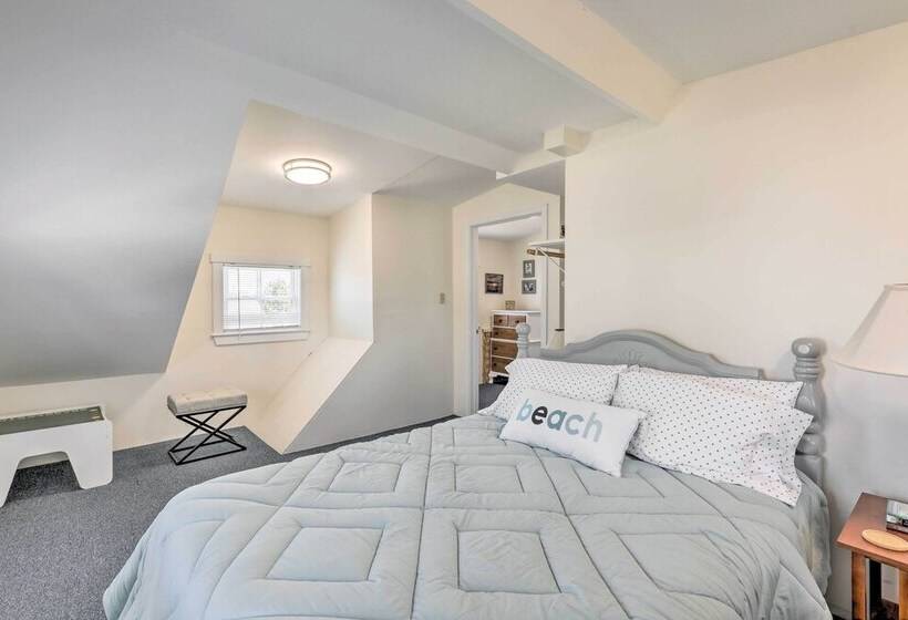 Plum Island Retreat ~ 1 Block Walk To Beach!